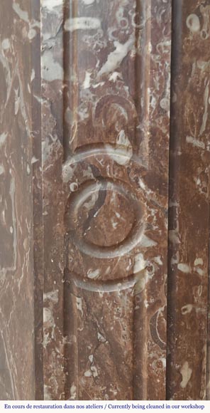 Cheminée de style Louis XV modèle Pompadour plate, en marbre rouge du Nord Cheminée de style Louis XV modèle Pompadour plate, en marbre rouge du Nord-2