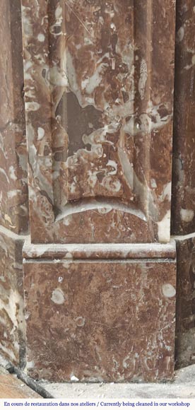 Cheminée de style Louis XV modèle Pompadour plate, en marbre rouge du Nord Cheminée de style Louis XV modèle Pompadour plate, en marbre rouge du Nord-3