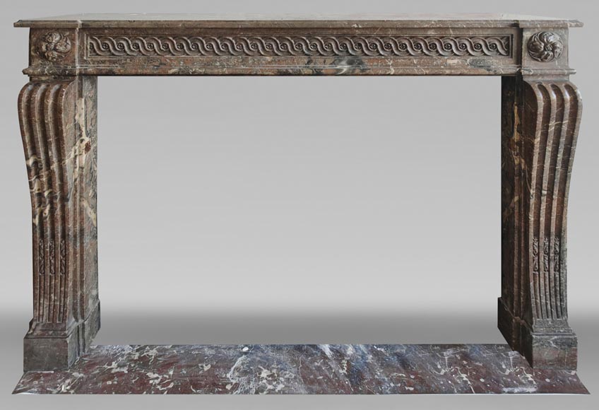 Cheminée d'époque Louis XVI galbée rouge, décorée d'une frise vitruvienne. Cheminée d'époque Louis XVI galbée rouge, décorée d'une frise vitruvienne.-0