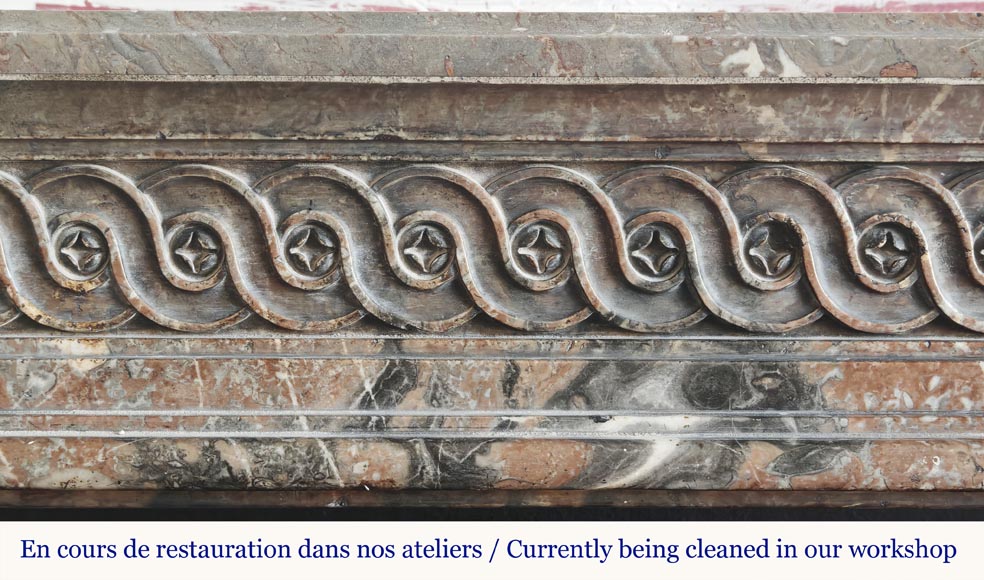 Cheminée d'époque Louis XVI galbée rouge, décorée d'une frise vitruvienne. Cheminée d'époque Louis XVI galbée rouge, décorée d'une frise vitruvienne.-1