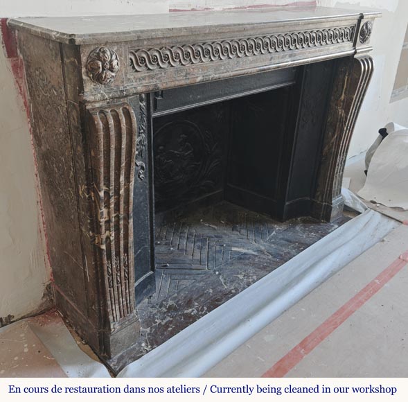 Cheminée d'époque Louis XVI galbée rouge, décorée d'une frise vitruvienne. Cheminée d'époque Louis XVI galbée rouge, décorée d'une frise vitruvienne.-2