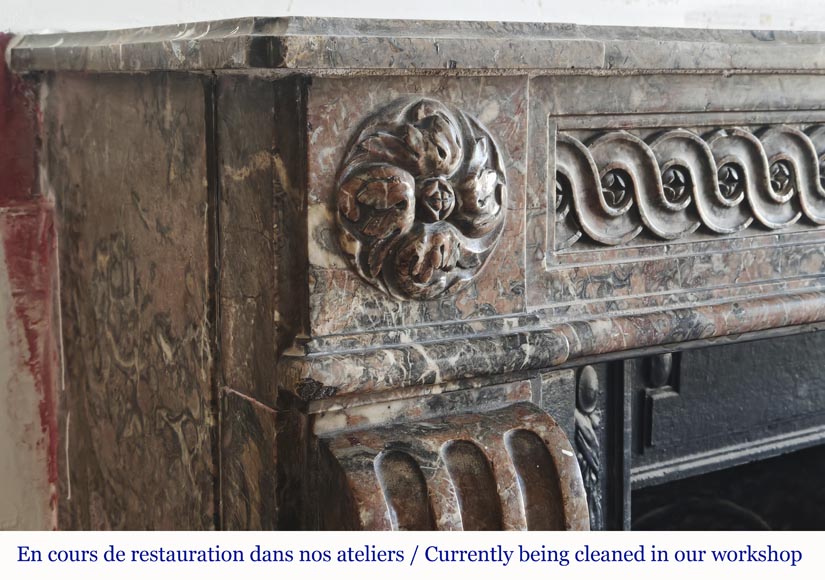 Cheminée d'époque Louis XVI galbée rouge, décorée d'une frise vitruvienne. Cheminée d'époque Louis XVI galbée rouge, décorée d'une frise vitruvienne.-3