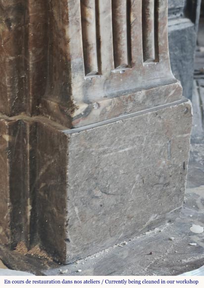 Cheminée d'époque Louis XVI galbée rouge, décorée d'une frise vitruvienne. Cheminée d'époque Louis XVI galbée rouge, décorée d'une frise vitruvienne.-4