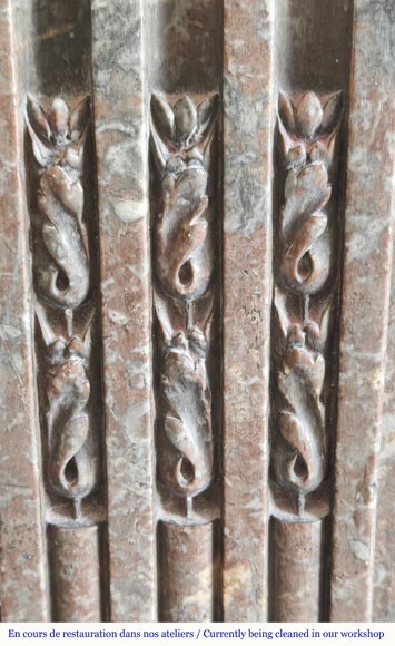 Cheminée d'époque Louis XVI galbée rouge, décorée d'une frise vitruvienne. Cheminée d'époque Louis XVI galbée rouge, décorée d'une frise vitruvienne.-5