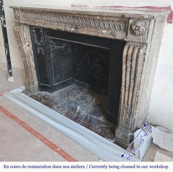 Cheminée d'époque Louis XVI galbée rouge, décorée d'une frise vitruvienne. Cheminée d'époque Louis XVI galbée rouge, décorée d'une frise vitruvienne.-6