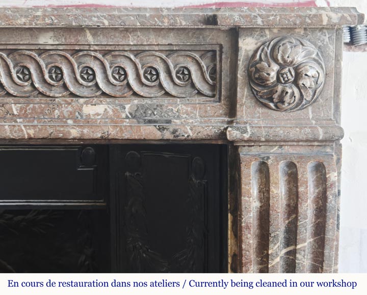 Cheminée d'époque Louis XVI galbée rouge, décorée d'une frise vitruvienne. Cheminée d'époque Louis XVI galbée rouge, décorée d'une frise vitruvienne.-7