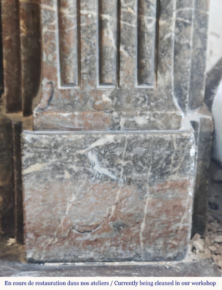 Cheminée d'époque Louis XVI galbée rouge, décorée d'une frise vitruvienne. Cheminée d'époque Louis XVI galbée rouge, décorée d'une frise vitruvienne.-8