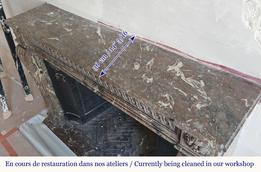 Cheminée d'époque Louis XVI galbée rouge, décorée d'une frise vitruvienne. Cheminée d'époque Louis XVI galbée rouge, décorée d'une frise vitruvienne.-9