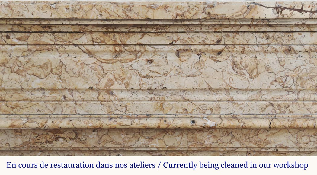 Cheminée moulurée de style Louis XVI, en marbre jaune Cheminée moulurée de style Louis XVI, en marbre jaune-1