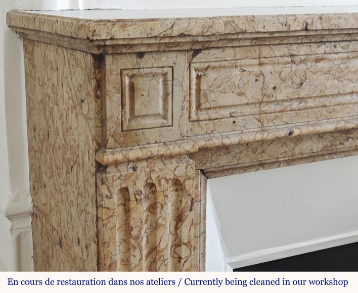 Cheminée moulurée de style Louis XVI, en marbre jaune Cheminée moulurée de style Louis XVI, en marbre jaune-3