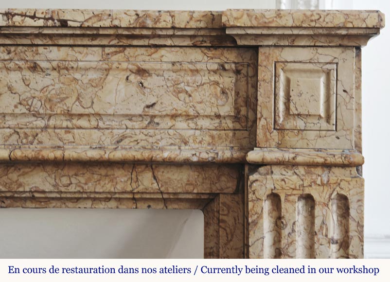 Cheminée moulurée de style Louis XVI, en marbre jaune Cheminée moulurée de style Louis XVI, en marbre jaune-5