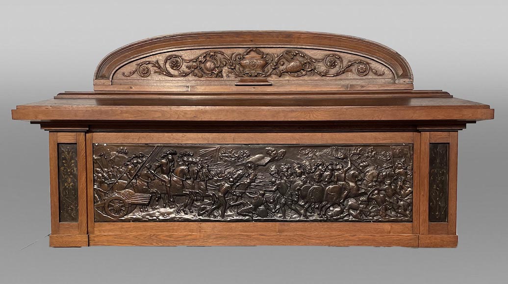 Cheminée en chêne avec bas-reliefs en plâtre imitation bronze, datée de 1896 Cheminée en chêne avec bas-reliefs en plâtre imitation bronze, datée de 1896-1