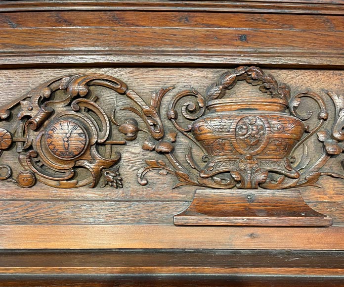 Cheminée en chêne avec bas-reliefs en plâtre imitation bronze, datée de 1896 Cheminée en chêne avec bas-reliefs en plâtre imitation bronze, datée de 1896-3