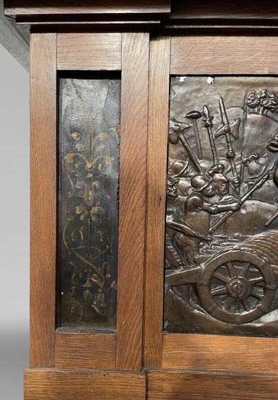 Cheminée en chêne avec bas-reliefs en plâtre imitation bronze, datée de 1896 Cheminée en chêne avec bas-reliefs en plâtre imitation bronze, datée de 1896-8