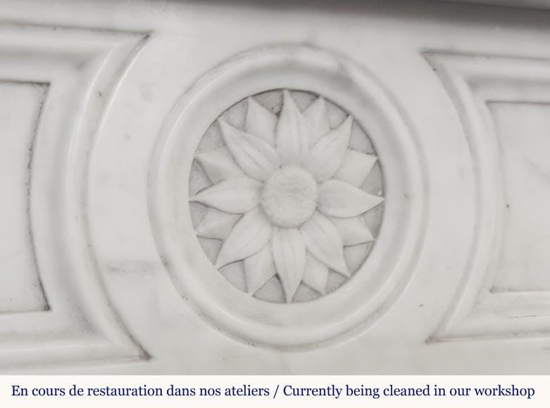 Cheminée de style Louis XVI à tournesols, en marbre de Carrare Cheminée de style Louis XVI à tournesols, en marbre de Carrare-1