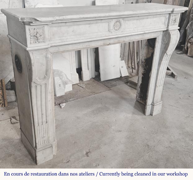 Cheminée de style Louis XVI à tournesols, en marbre de Carrare Cheminée de style Louis XVI à tournesols, en marbre de Carrare-2