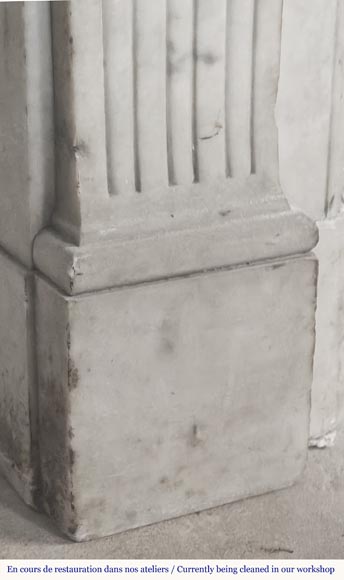 Cheminée de style Louis XVI à tournesols, en marbre de Carrare Cheminée de style Louis XVI à tournesols, en marbre de Carrare-4