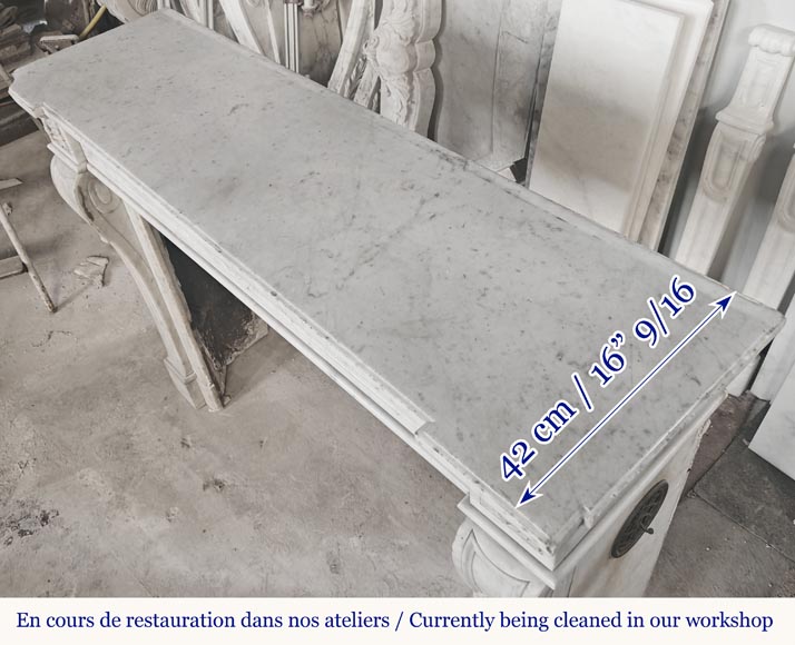 Cheminée de style Louis XVI à tournesols, en marbre de Carrare Cheminée de style Louis XVI à tournesols, en marbre de Carrare-8