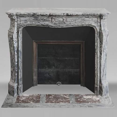 Cheminée de style Louis XV modèle Pompadour galbé, en bleu fleuri