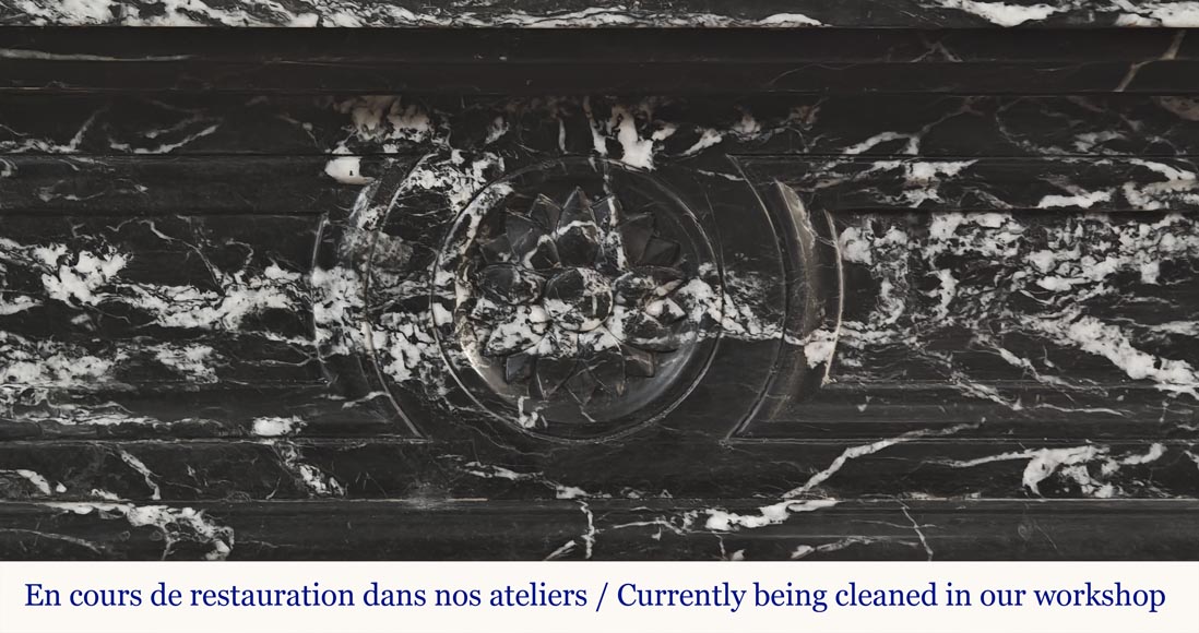 Cheminée de style Louis XVI décorée d'une fleur, en marbre noir Marquina Cheminée de style Louis XVI décorée d'une fleur, en marbre noir Marquina-1