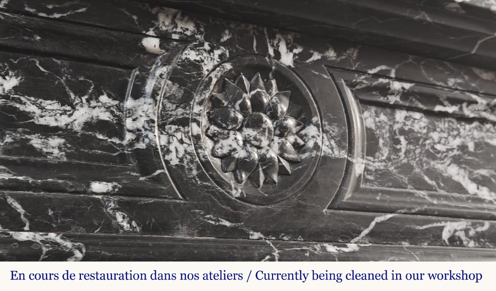 Cheminée de style Louis XVI décorée d'une fleur, en marbre noir Marquina Cheminée de style Louis XVI décorée d'une fleur, en marbre noir Marquina-2