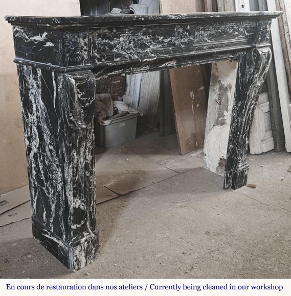 Cheminée de style Louis XVI décorée d'une fleur, en marbre noir Marquina Cheminée de style Louis XVI décorée d'une fleur, en marbre noir Marquina-3