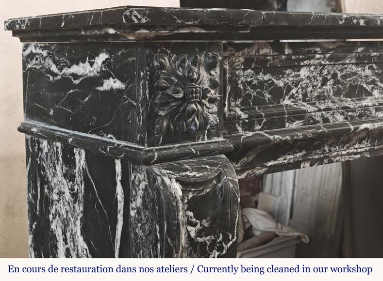 Cheminée de style Louis XVI décorée d'une fleur, en marbre noir Marquina Cheminée de style Louis XVI décorée d'une fleur, en marbre noir Marquina-4