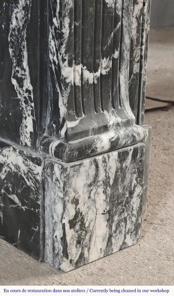 Cheminée de style Louis XVI décorée d'une fleur, en marbre noir Marquina Cheminée de style Louis XVI décorée d'une fleur, en marbre noir Marquina-5