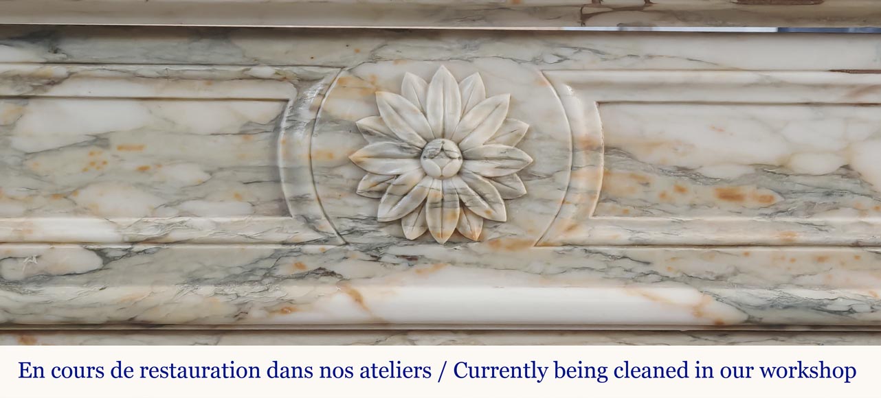 Cheminée de style Louis XVI à coin arrondie, en brèche de Médous Cheminée de style Louis XVI à coin arrondie, en brèche de Médous-1