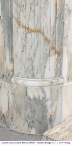 Cheminée de style Louis XVI à coin arrondie, en brèche de Médous Cheminée de style Louis XVI à coin arrondie, en brèche de Médous-5