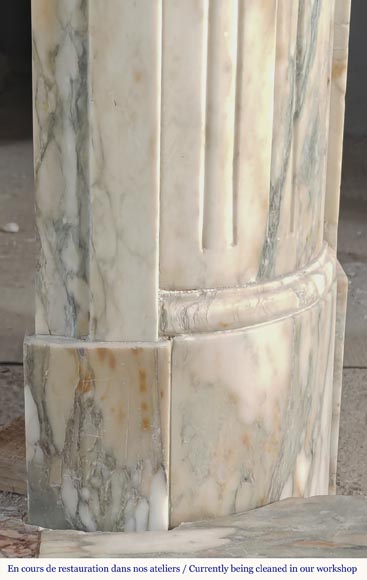 Cheminée de style Louis XVI à coin arrondie, en brèche de Médous Cheminée de style Louis XVI à coin arrondie, en brèche de Médous-8