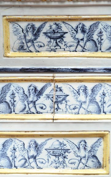 Cheminée en faïence de style Louis XVI, travail italien de la fin du XIXᵉ siècle Cheminée en faïence de style Louis XVI, travail italien de la fin du XIXᵉ siècle-2