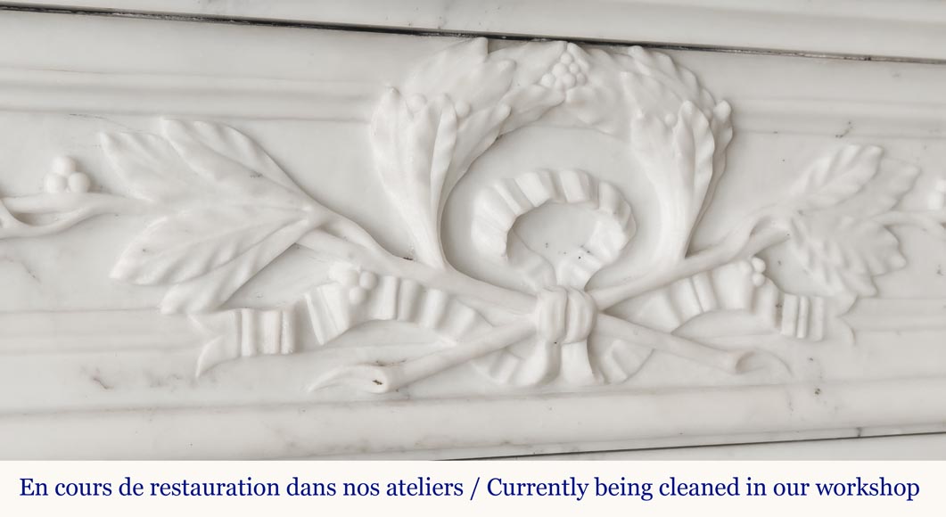 Cheminée de style Louis XVI à demi colonne cannelé corinthienne, en marbre demi statuaire Cheminée de style Louis XVI à demi colonne cannelé corinthienne, en marbre demi statuaire-2