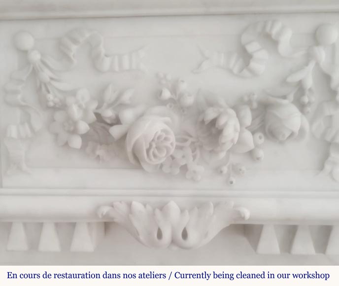 Très belle cheminée de style Louis XVI au très riche décor, sculptée en marbre de Carrare Très belle cheminée de style Louis XVI au très riche décor, sculptée en marbre de Carrare-1