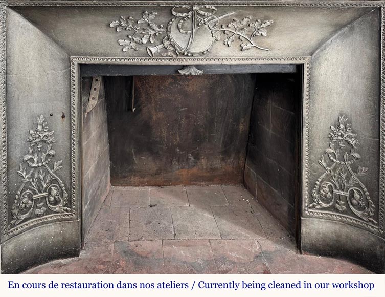 Très belle cheminée de style Louis XVI au très riche décor, sculptée en marbre de Carrare Très belle cheminée de style Louis XVI au très riche décor, sculptée en marbre de Carrare-8