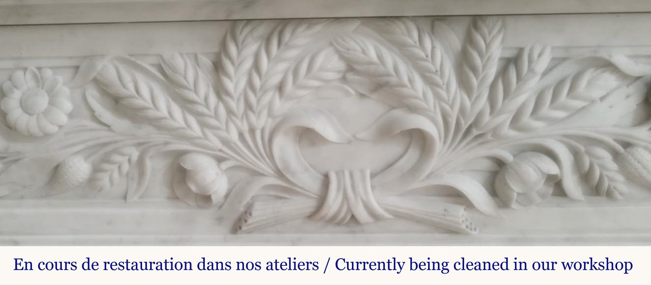 Cheminée de style Louis XVI en marbre de Carrare très sculpté, à décor floral Cheminée de style Louis XVI en marbre de Carrare très sculpté, à décor floral-2