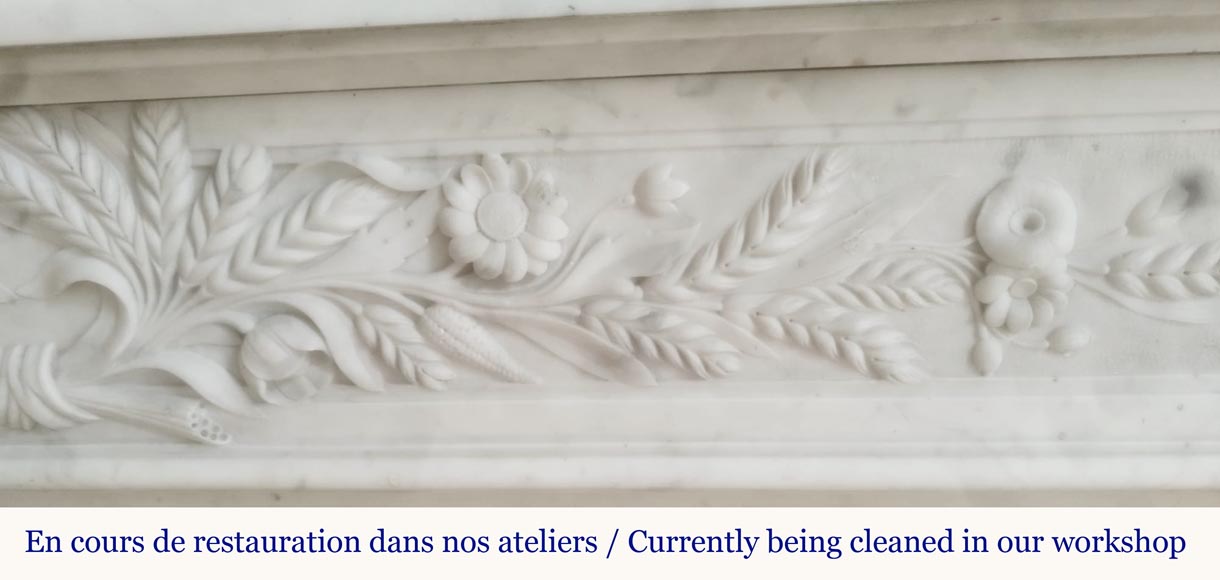 Cheminée de style Louis XVI en marbre de Carrare très sculpté, à décor floral Cheminée de style Louis XVI en marbre de Carrare très sculpté, à décor floral-3