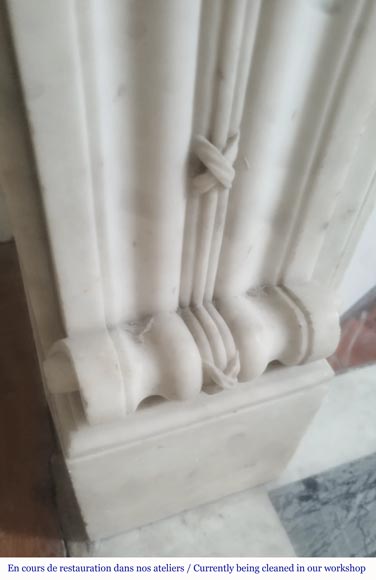 Cheminée de style Louis XVI en marbre de Carrare très sculpté, à décor floral Cheminée de style Louis XVI en marbre de Carrare très sculpté, à décor floral-6