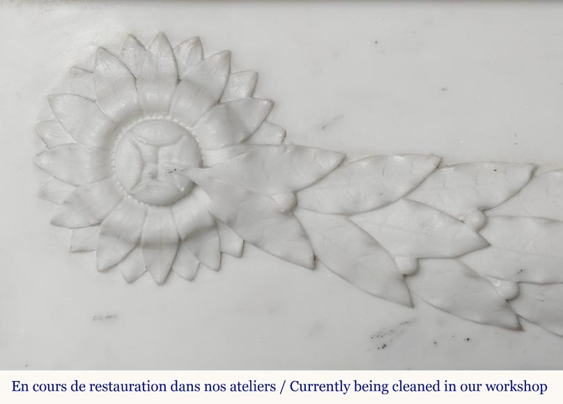 Cheminée de style Napoléon III en marbre demi statuaire décorée d'une guirlande Cheminée de style Napoléon III en marbre demi statuaire décorée d'une guirlande-2