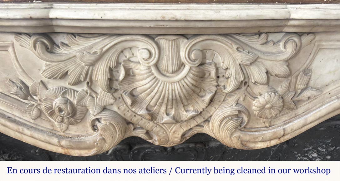 Cheminée de style Louis XV très sculptée en marbre de Carrare, décorée de fleurs Cheminée de style Louis XV très sculptée en marbre de Carrare, décorée de fleurs-1
