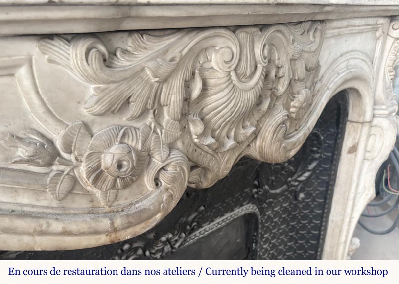 Cheminée de style Louis XV très sculptée en marbre de Carrare, décorée de fleurs Cheminée de style Louis XV très sculptée en marbre de Carrare, décorée de fleurs-3