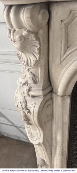 Cheminée de style Louis XV très sculptée en marbre de Carrare, décorée de fleurs Cheminée de style Louis XV très sculptée en marbre de Carrare, décorée de fleurs-4