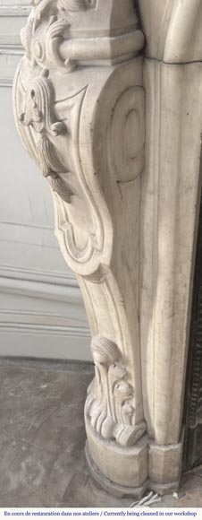 Cheminée de style Louis XV très sculptée en marbre de Carrare, décorée de fleurs Cheminée de style Louis XV très sculptée en marbre de Carrare, décorée de fleurs-7