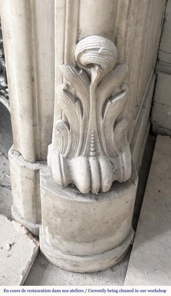 Cheminée de style Louis XV très sculptée en marbre de Carrare, décorée de fleurs Cheminée de style Louis XV très sculptée en marbre de Carrare, décorée de fleurs-10