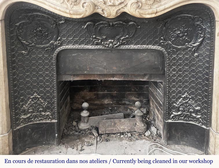 Cheminée de style Louis XV très sculptée en marbre de Carrare, décorée de fleurs Cheminée de style Louis XV très sculptée en marbre de Carrare, décorée de fleurs-11