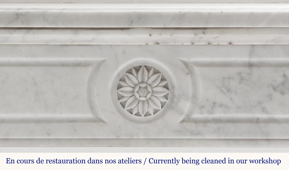 Cheminée de style Louis XVI en marbre de Carrare, décorée d'une fleur de tournesol Cheminée de style Louis XVI en marbre de Carrare, décorée d'une fleur de tournesol-1