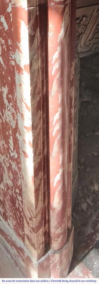 Cheminée de style Louis XIV à acrotères, en marbre Rouge du Languedoc Cheminée de style Louis XIV à acrotères, en marbre Rouge du Languedoc-4