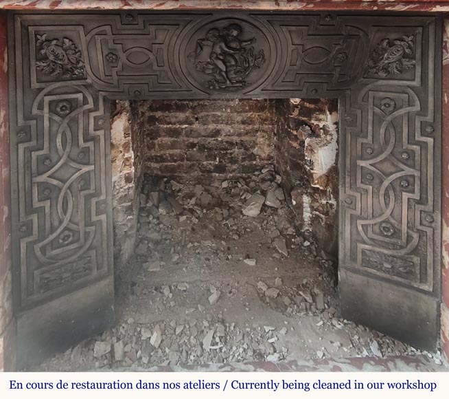 Cheminée de style Louis XIV à acrotères, en marbre Rouge du Languedoc Cheminée de style Louis XIV à acrotères, en marbre Rouge du Languedoc-10