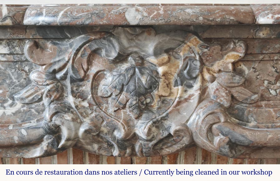 Cheminée Louis XV d'époque en marbre Rouge Royal, décorée d'une coquille Cheminée Louis XV d'époque en marbre Rouge Royal, décorée d'une coquille-1