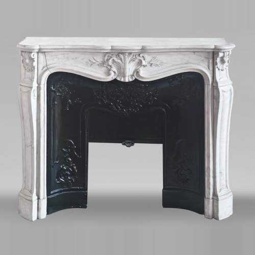 Cheminée de style Louis XV en marbre de Carrare décorée d'une palmette